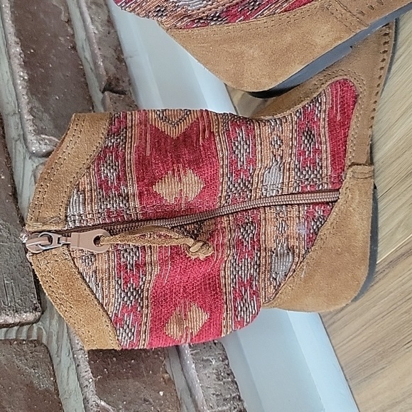 Minnetonka Booties Size 8 - Picture 3 of 11